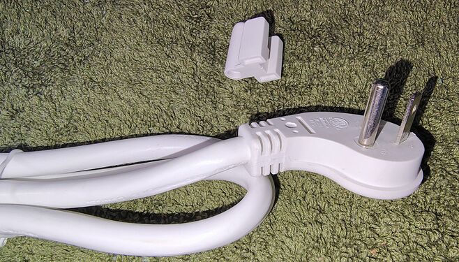 Protective cap supplied on the attachment plug.
