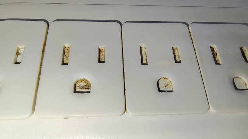 File:Surge-Belkin-SurgeMaster-F9H710-06-outletsclose 01.jpg