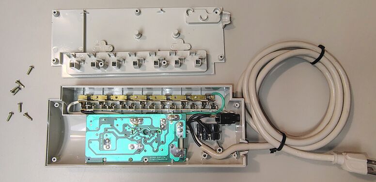 Internal construction following removal of the enclosure cover.