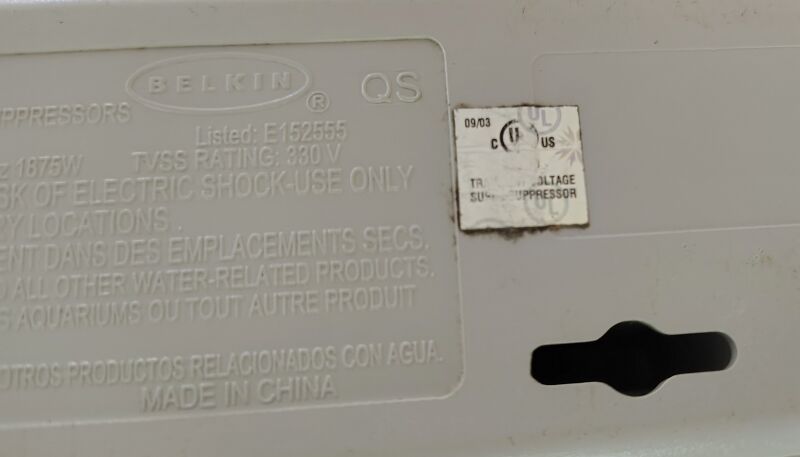 File:Surge-Belkin-SurgeMaster-F9H710-06-bottom-UL stickercloseup 01.jpg