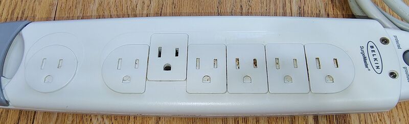 File:Surge-Belkin-SurgeMaster-F9H710-06-top 02.jpg