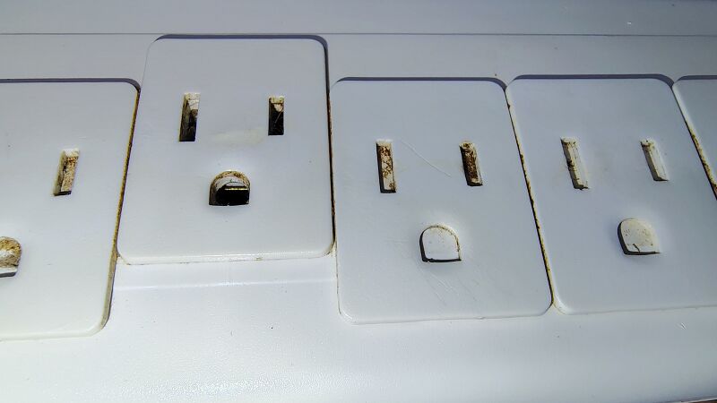 File:Surge-Belkin-SurgeMaster-F9H710-06-outletsclose 02.jpg