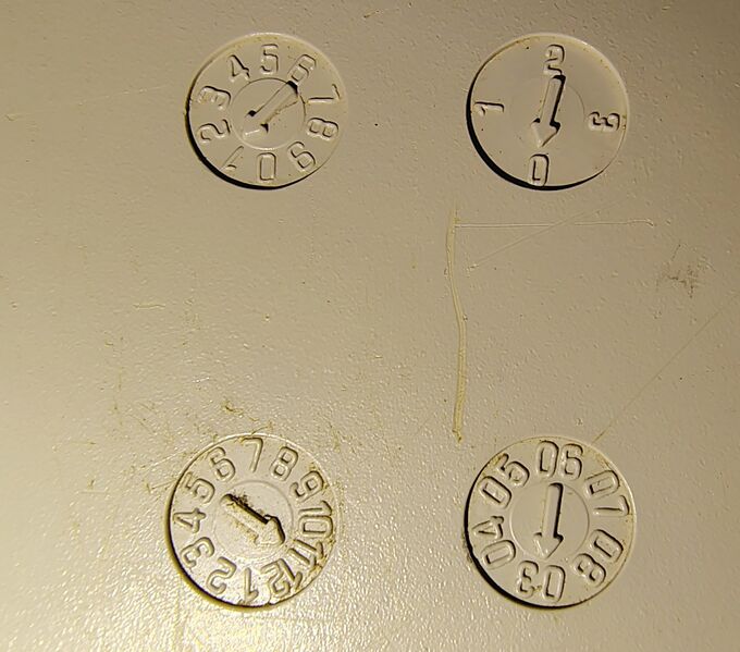 File:Surge-Belkin-SurgeMaster-F9H710-06-bottom-datewheels 01.jpg