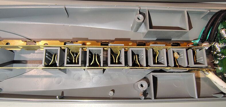 Center outlet section showing power-distribution conductors and receptacle assemblies.