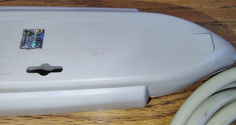 File:Surge-Belkin-SurgeMaster-F9H710-06-bottom-cableexit 01.jpg