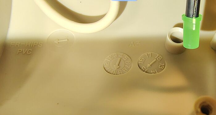 Lower enclosure date wheels indicating October 2015 manufacture.
