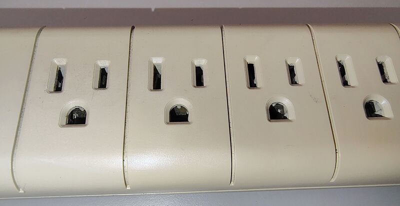 File:Surge Gemini VG307 top-middleoutlets 01.jpg