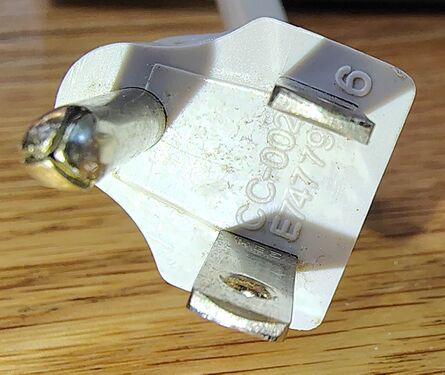 End view of the Belkin grounding plug.