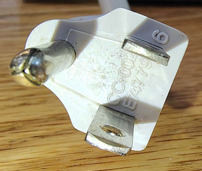 File:Surge-Belkin-SurgeMaster-F9H710-06-plug-endview 01.jpg