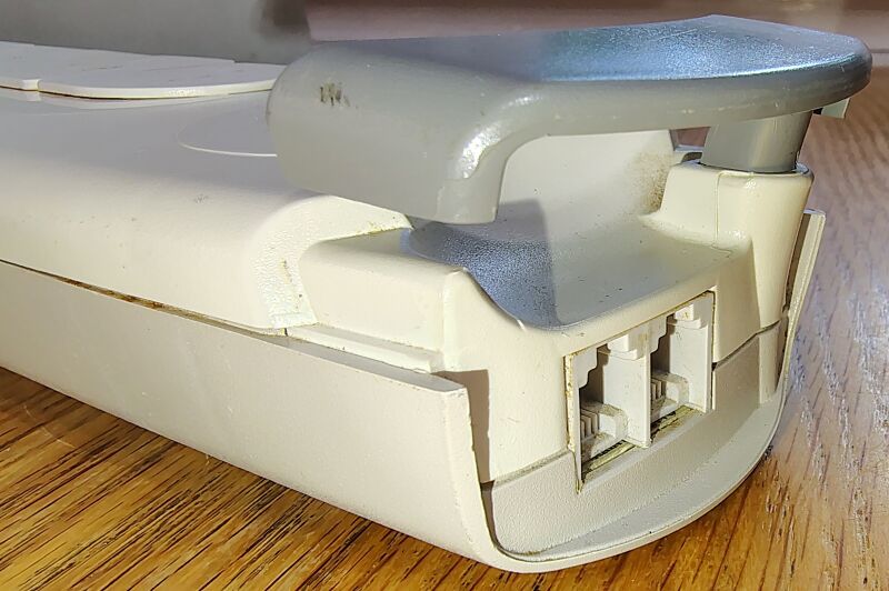 File:Surge-Belkin-SurgeMaster-F9H710-06-end cablemgmtbracketraised 01.jpg