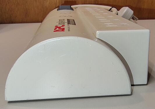 Rounded outlet-end profile of the APC SurgeArrest Professional PRO7.