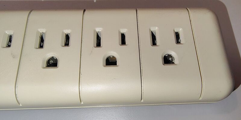 File:Surge Gemini VG307 top-endoutlets 01.jpg