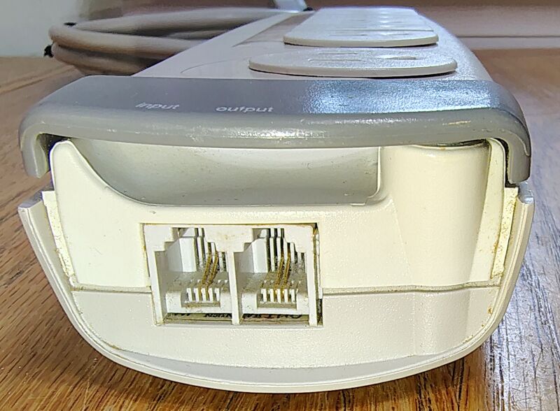 File:Surge-Belkin-SurgeMaster-F9H710-06-end phoneprotection 01.jpg