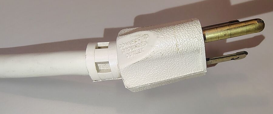 Grounded NEMA 5-15P plug.